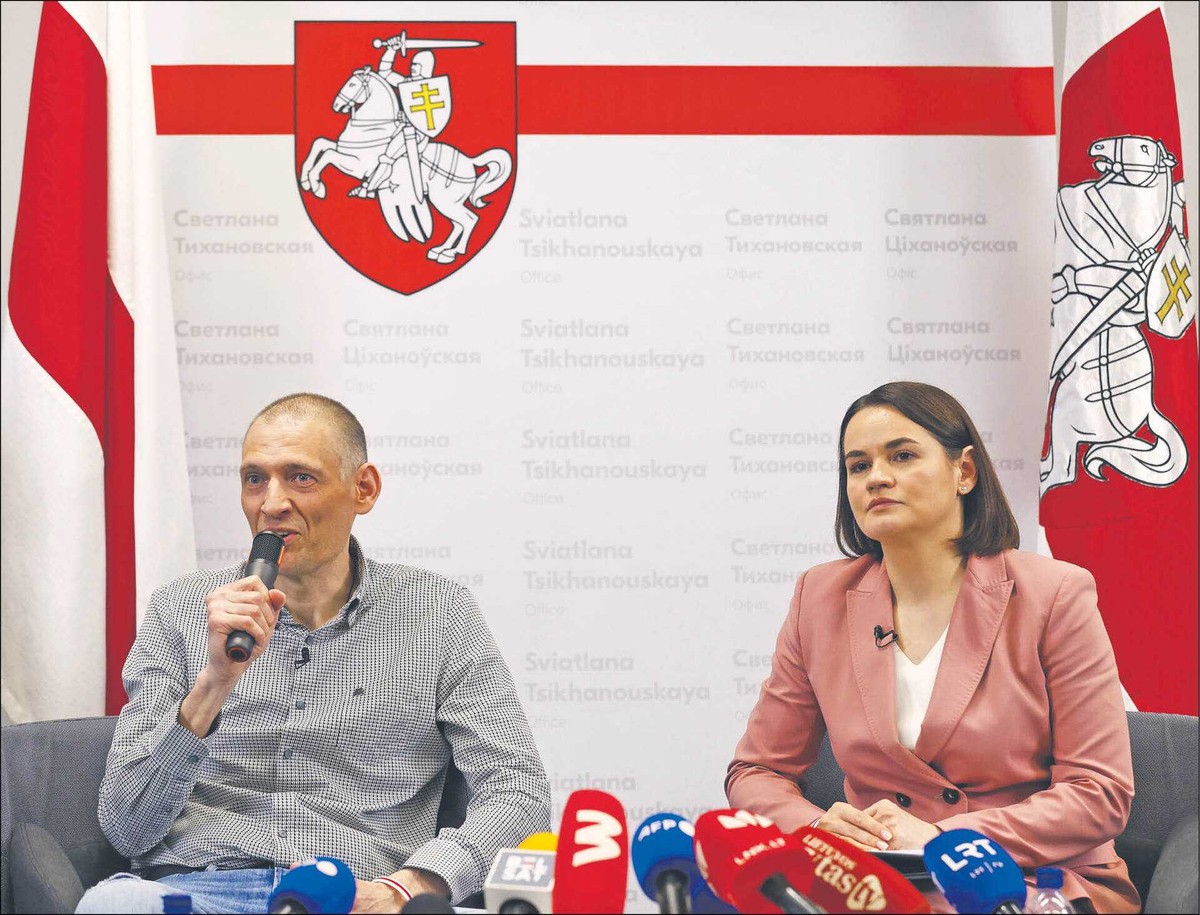 Siarhiej i Swiatłana Cichanouscy podczas niedzielnej konferencji prasowej w Wilnie