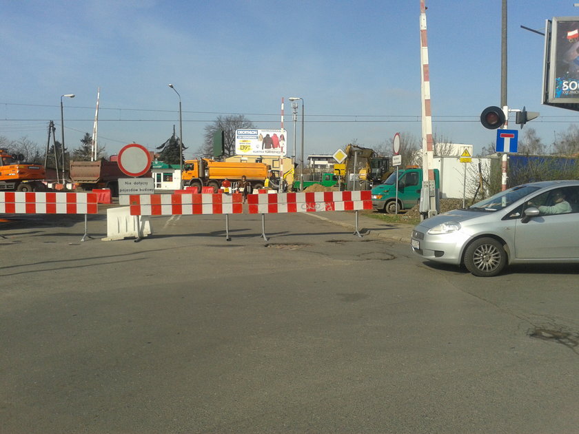 Zamknięty przejazd kolejowy na Opolskiej w Poznaniu