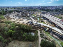 Budowa drogi ekspresowej S7 w Krakowie. Imponujące estakady rosną w oczach [ZDJĘCIA]