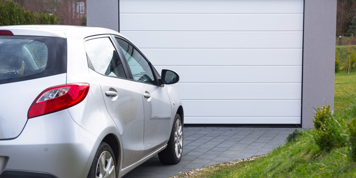 Auto niewielkich rozmiarów to doskonały wybór dla studenta, który musi przemieszczać się między pracą, rodziną a salą wykładową