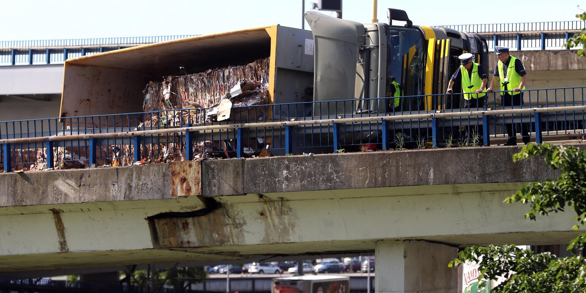 Szczecin: Ciężarówka przewróciła się na Trasie Zamkowej