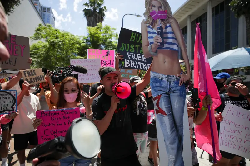 Aktywiści ruchu #FreeBritney przed sądem, 23.06.21 r. /  Irfan Khan / Contributor z Getty Images