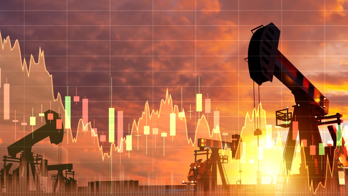 Oil,Production,,Pumpjacks,Operating,At,Sunset,With,Financial,Charts,Showing