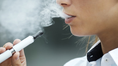 Elektroniczne papierosy prawie tak samo szkodliwe, jak tytoniowe? Naukowcy odpowiadają