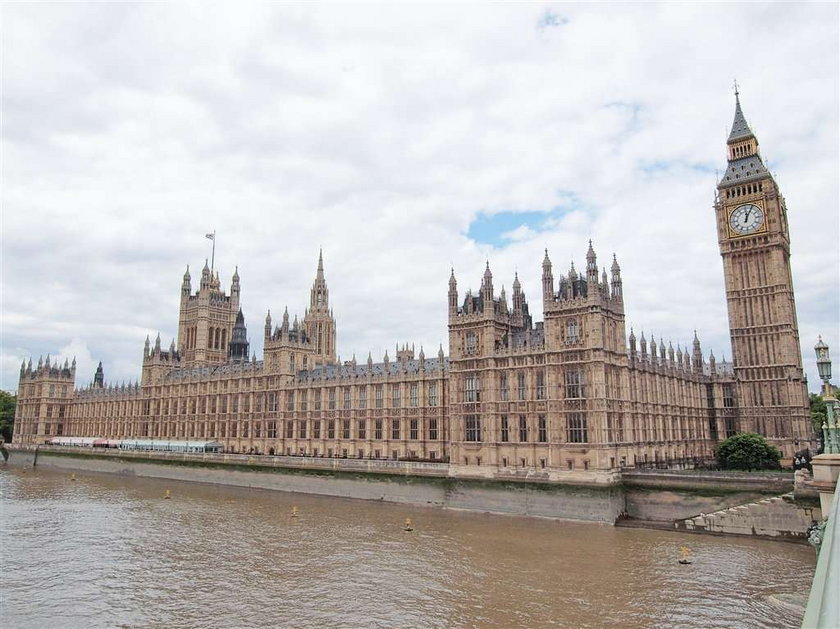 Big Ben się chwieje, a parlament tonie!