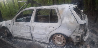 Tajemnica spalonego auta na leśnym parkingu. Kryje się za tym straszna historia