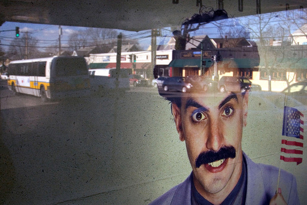 Plakat z filmu "Borat: Podpatrzone w Ameryce, aby Kazachstan rósł w siłę, a ludzie żyli dostatniej"
