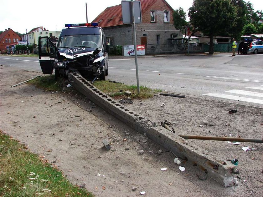 Policjanci ranni w drodze na mecz