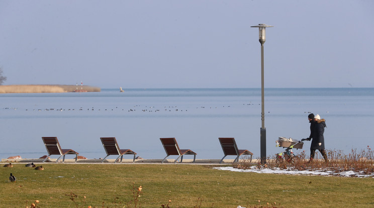 ﷯Nagyon hangulatos élmény télen is a Balaton partja. Az üres nyug-ágyak jelzik: lesz még nyár, lesz még nyüzsgő forgatag is a vidéken/ Fotó: Fuszek Gábor 
