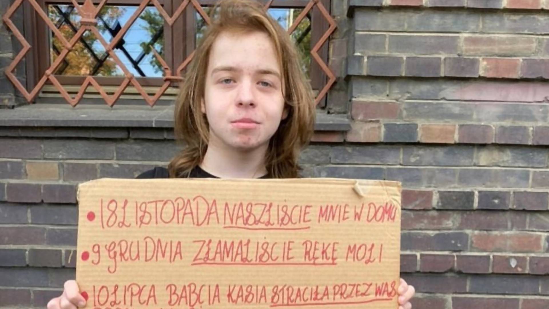 16-latek wygrał z Rydzykiem w sądzie. Wcześniej policja weszła do jego domu, bo promował Strajk Kobiet