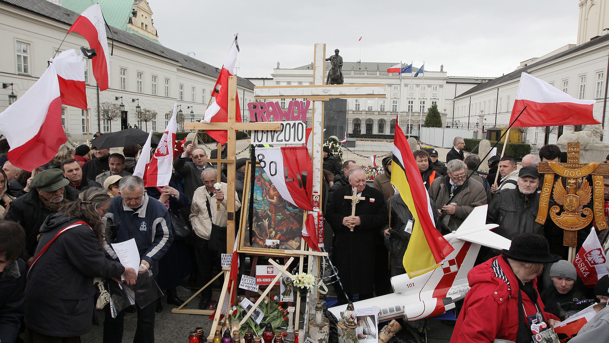 Dymisji m.in. premiera Donalda Tuska oraz powstania międzynarodowej komisji do zbadania przyczyn katastrofy smoleńskiej chcą przedstawiciele stowarzyszenia "Solidarni 2010", którzy z niedzieli na poniedziałek nocowali przed Pałacem Prezydenckim.