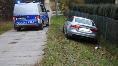 Pijany kierowca wjechał w ogrodzenie. Miał zakaz prowadzenia pojazdów