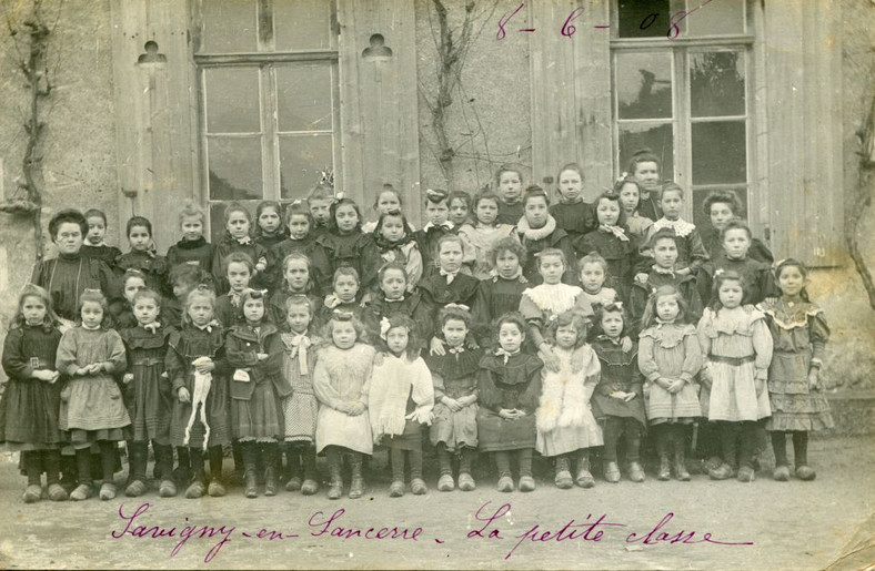 Najmłodsi uczniowie ze szkoły w Savigny-en-Sancerre we Francji. Przełom XIX i XX w.