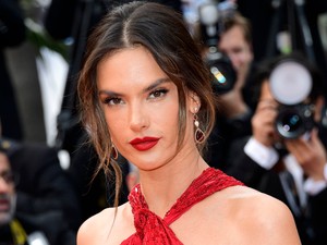 Villant a bugyi megint - Alessandra Ambrosio-show Cannes-ban