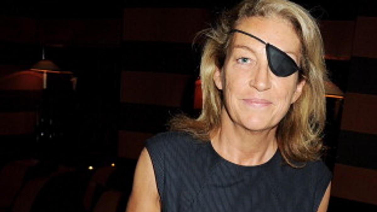 Marie Colvin, wieloletnia korespondentka wojenna, która w zeszłym tygodniu zginęła w Syrii, zmarła próbując założyć buty, aby móc uciec przed ostrzałem. Takie informacje podała gazeta, dla której pracowała zabita dziennikarka. Colvin, która pochodziła z Nowego Jorku, pracowała dla londyńskiego "Sunday Times".