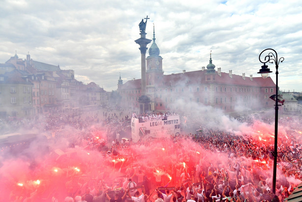 Piłkarze Legii Warszawa ukarani za odpalenie rac na Placu Zamkowym