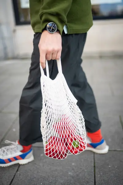 Lekkie siatki ze sznurka, które idealnie nadają się do ważenia owoców i warzyw