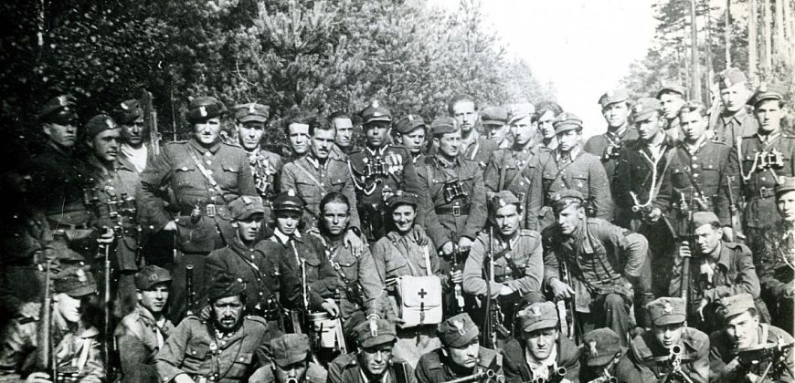 Żołnierze Wyklęci - zdjęcia w umundurowaniu polowym.