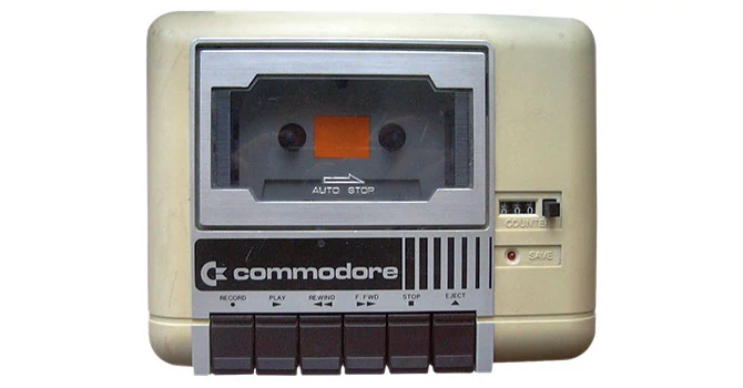 W latach 1980. oprogramowanie trafiało do komputera ze zwykłych, dostępnych w sklepach kaset magnetofonowych, które wkładano do Datasette.
