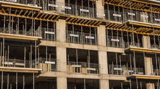 Polski rynek mieszkaniowy z szansą na normalizację [RAPORT]