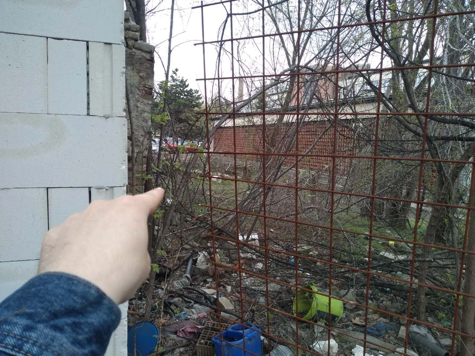 Rupa u ogradi kroz koju prolaze zavisnici