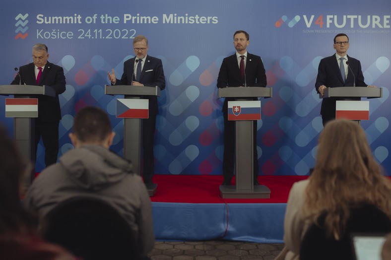 Premier Węgier Viktor Orban, premier Czech Petr Fiala, premier Słowacji Eduard Heger i premier Polski Mateusz Morawiecki biorą udział w konferencji prasowej podczas szczytu V4 w Koszycach, 24 listopada 2022 r.