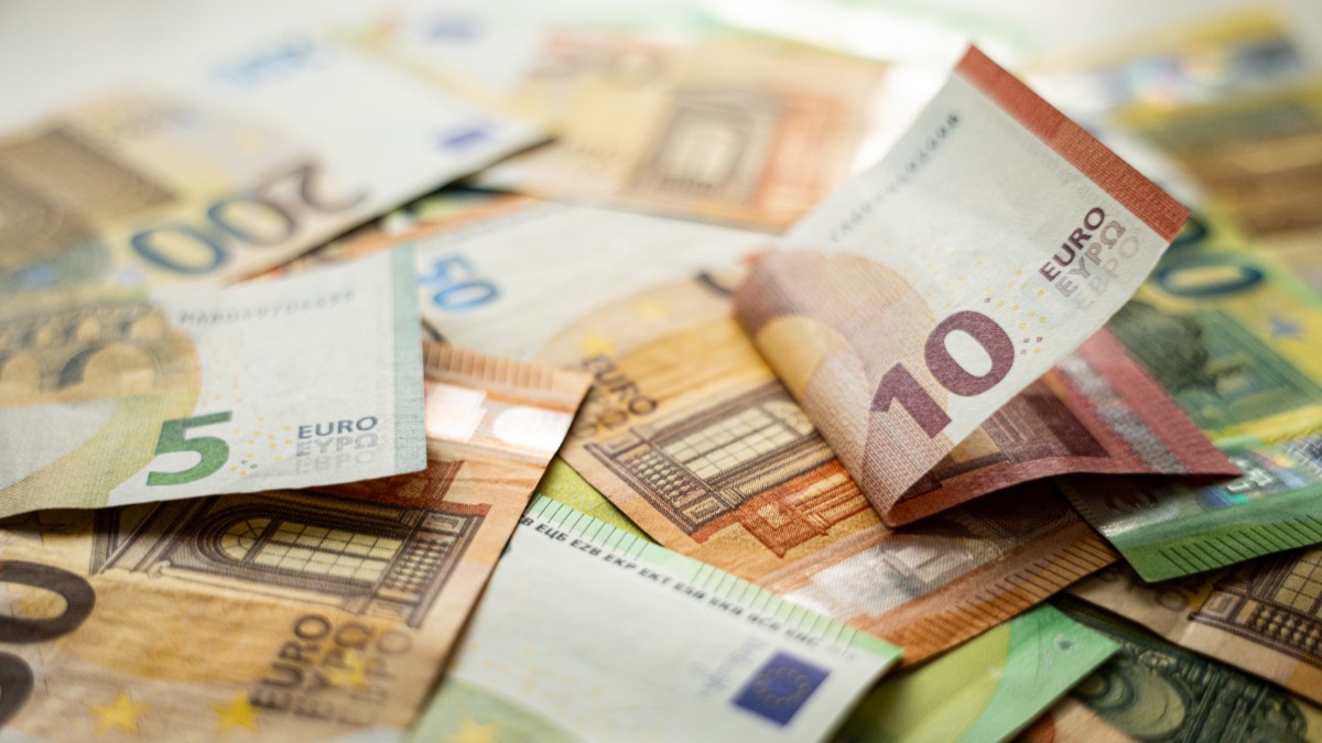 Despăgubiri de 30.000 de euro pentru o mamă concediată după ce a cerut să lucreze noaptea pentru a-și îngriji copilul