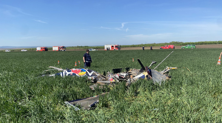 A repülő roncsaiból azt sem lehetett kivenni, hogyan csapódott a földbe / Fotó: Martonvásári Önkéntes Tűzoltó Egyesület
