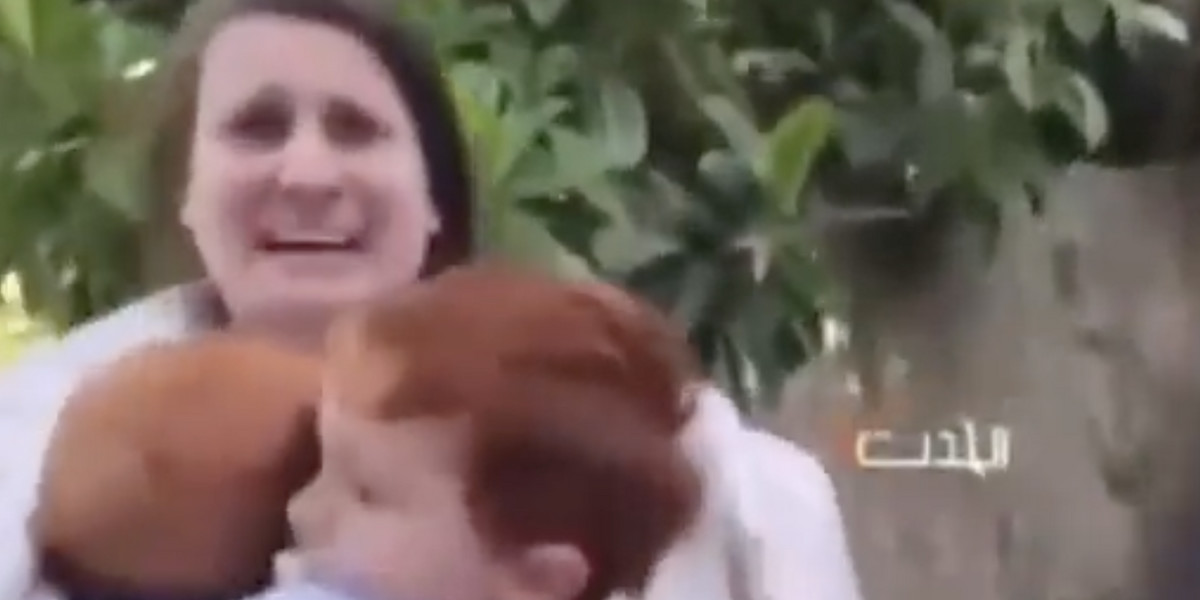 Przerażona matka porywana przez terrorystów z Hamasu próbuje chronić swoje dzieci.