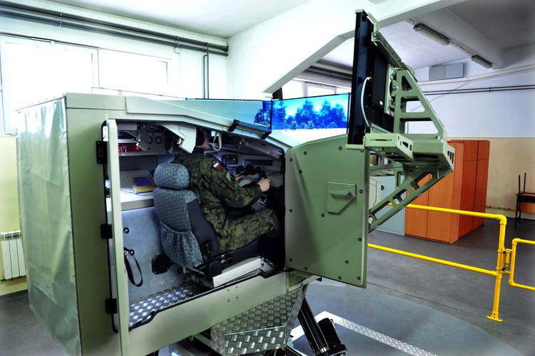 Założone razem - Jaskier i Tasznik - to najnowocześniejsze urządzenie dydaktyczne przeznaczone do szkolenia załóg, składających się z kierowcy, dowódcy i działonowego, kołowych transporterów opancerzonych Rosomak. <br><br> fot. (zuz) PAP/Marcin Bielecki