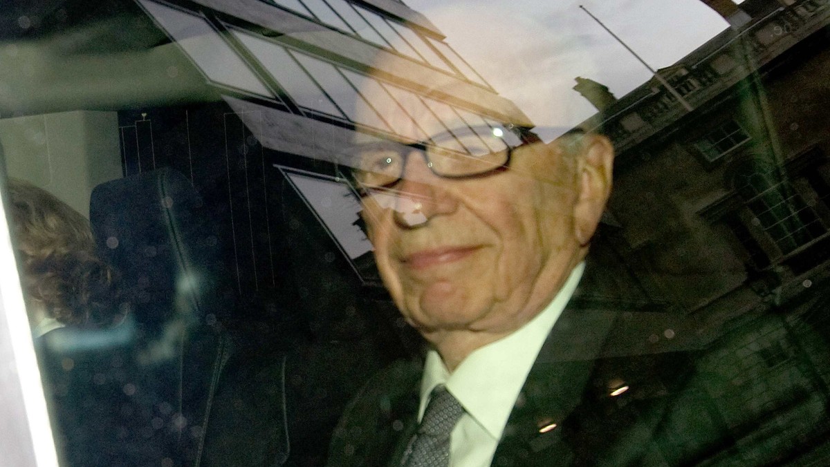 Właściciel medialnego imperium Rupert Murdoch i jego syn James zgodzili się wziąć udział w przesłuchaniu przed komisją brytyjskiej Izby Gmin ds. kultury, mediów i sportu w związku ze śledztwem ws. afery podsłuchowej - podaje BBC.