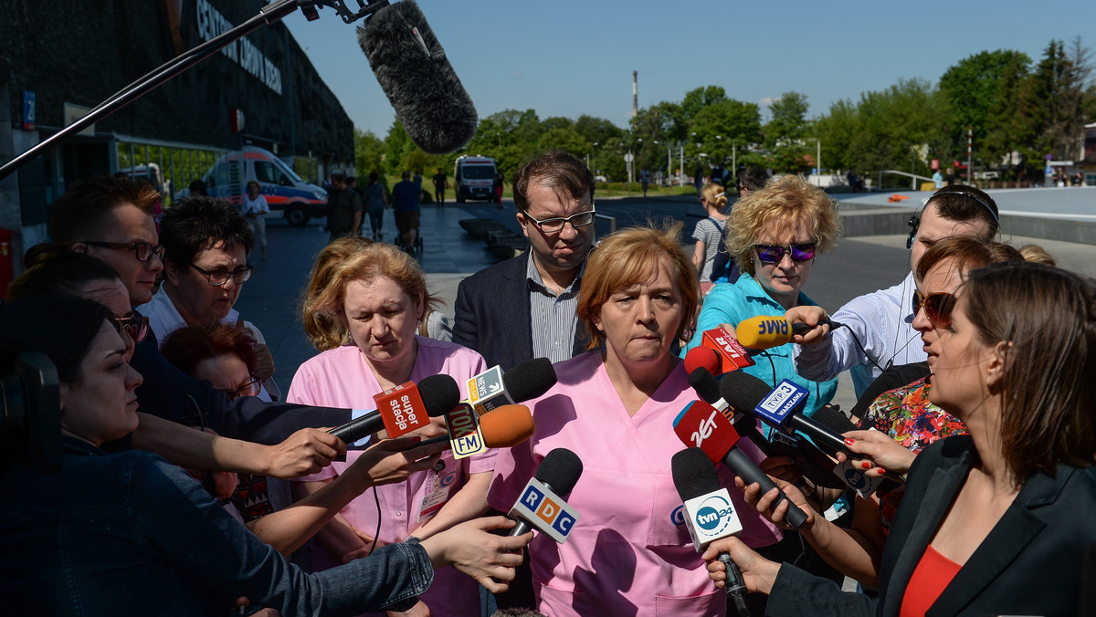 Dziś po godz. 10 w Centrum Zdrowia Dziecka dyrekcja szpitala i strajkujące od wtorku pielęgniarki wrócili do rozmów - poinformowała rzeczniczka CZD Katarzyna Gardzińska. Minister zdrowia jest w stałym kontakcie z dyrekcją Centrum - podał w komunikacie resort zdrowia.