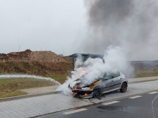 Pożar samochodu osobowego na drodze serwisowej S51 [ZDJĘCIA]