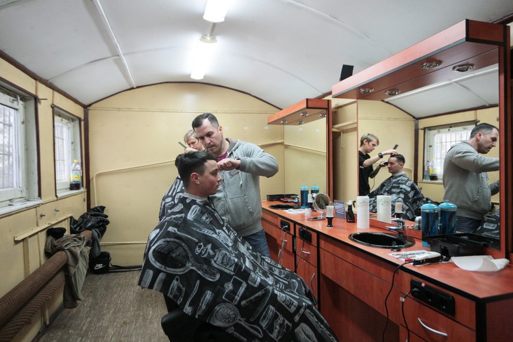 Amerykańscy żołnierze z 3. Pancernej Brygadowej Grupy Bojowej w mobilnym zakładzie fryzjerskim w obozowisku Karliki koło Żagania