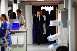 Francuskie służby szukają "pacjenta zero". Macron: Nadchodzi epidemia