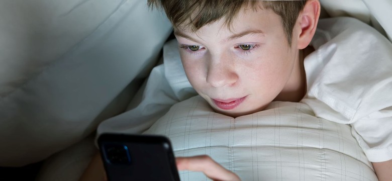 "Internetowa godzina policyjna" dla nastolatków poniżej 18 roku życia. Francja bierze się za ochronę dzieci w social mediach