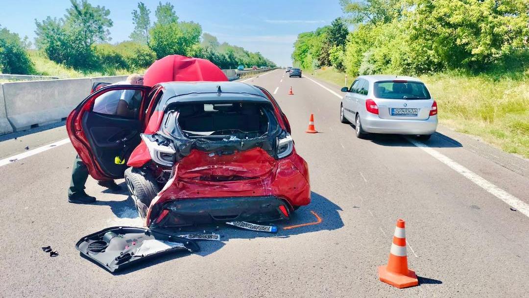 Nepozornosť ho takmer stála život: Vodič po zrážke na R1 vystúpil z auta a zrazilo ho ďalšie