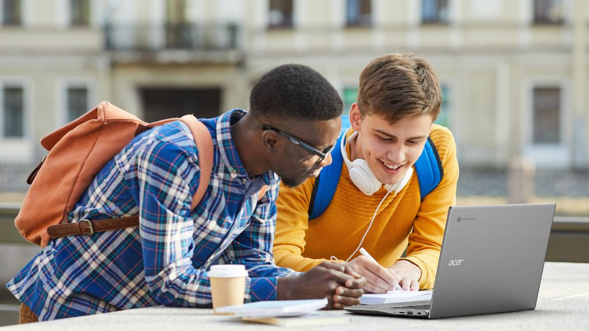 Szybki, ładny, funkcjonalny i tani. To nie specyfikacja wymarzonego samochodu, lecz laptopa, który powinien dotrzymać kroku młodemu użytkownikowi nie tylko w studenckim życiu, ale także w pozauczelnianej codzienności. Sprzęt, który sprostałby wspomnianym wymaganiom, wydaje się wytworem wyobraźni. Na chwilę przed startem roku akademickiego sprawdziliśmy, czy to studencka miejska legenda, czy fakt.