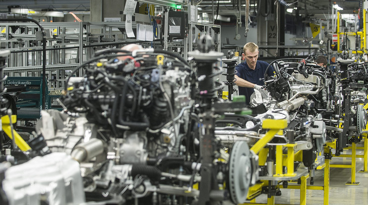 Gyártósor a Mercedes-Benz kecskeméti gyárában / Fotó: MTI Fotó: Ujvári Sándor