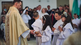 Pierwsza komunia 2026. Podpowiadamy jak dobrać dobry prezent, gdy kopertę zastąpiła elektronika