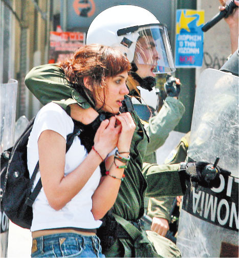 Plan pomocy dla Grecji politycy przyjęli z radością. Natomiast mieszkańcy Aten wyszli na ulice Fot. AP