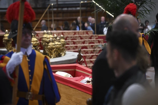 Prišla je blizu KOVČEGA i ono što je uradila pored MRTVOG PAPE razbesnelo je vernike: VATIKAN morao da reaguje zbog MORBIDNOG TRENDA