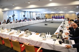 Okrągły stół edukacyjny. Morawiecki: Chcę obiecać wszystkim nauczycielom, że będziemy mieli ogromnie dużo atencji dla ich potrzeb