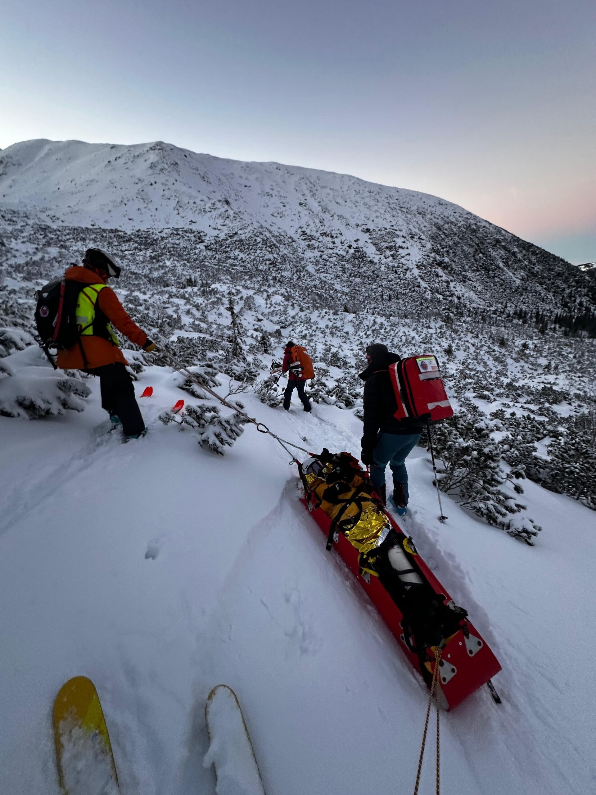 Horskí záchranári pomáhali v Salatínskej doline zranenému skialpinistovi. 