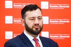 Polski europoseł zaatakował partyjnego kolegę. Nazwał go "faszystą i alkoholikiem"