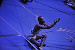 Zmysłowy język tańca na ekranie. Zobacz zdjęcia z filmu 'Mr. Gaga'. FOTO