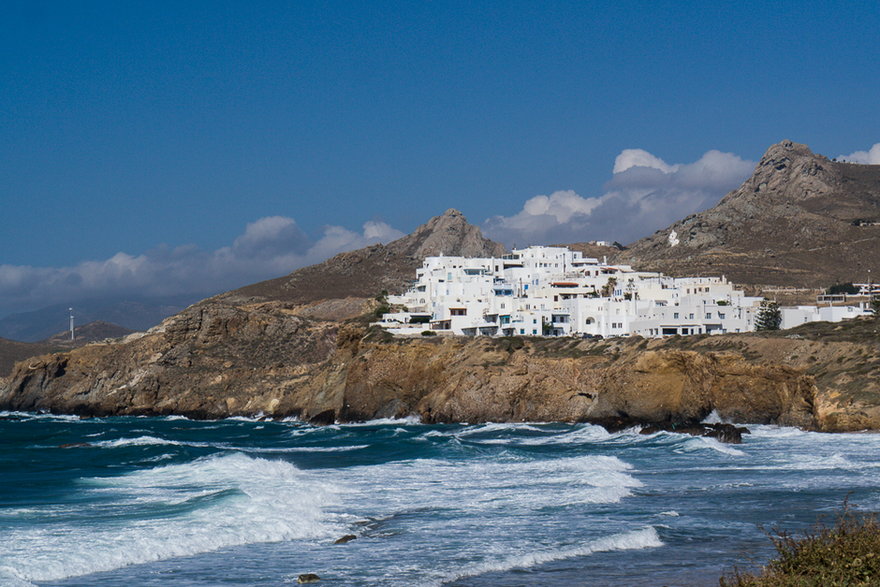 Naxos - miasteczka są dosłownie przyklejone do skalistego wybrzeża wyspy