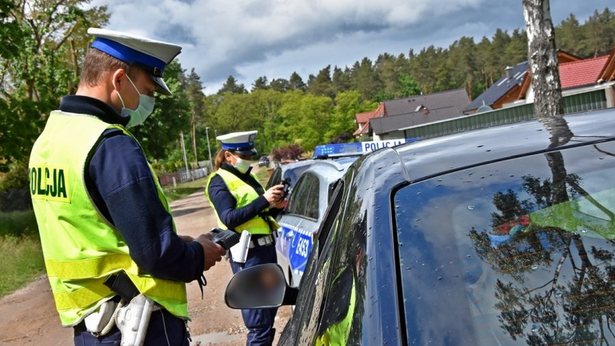 Jechał 155 km/h w terenie zabudowanym. Spieszył się nad jezioro