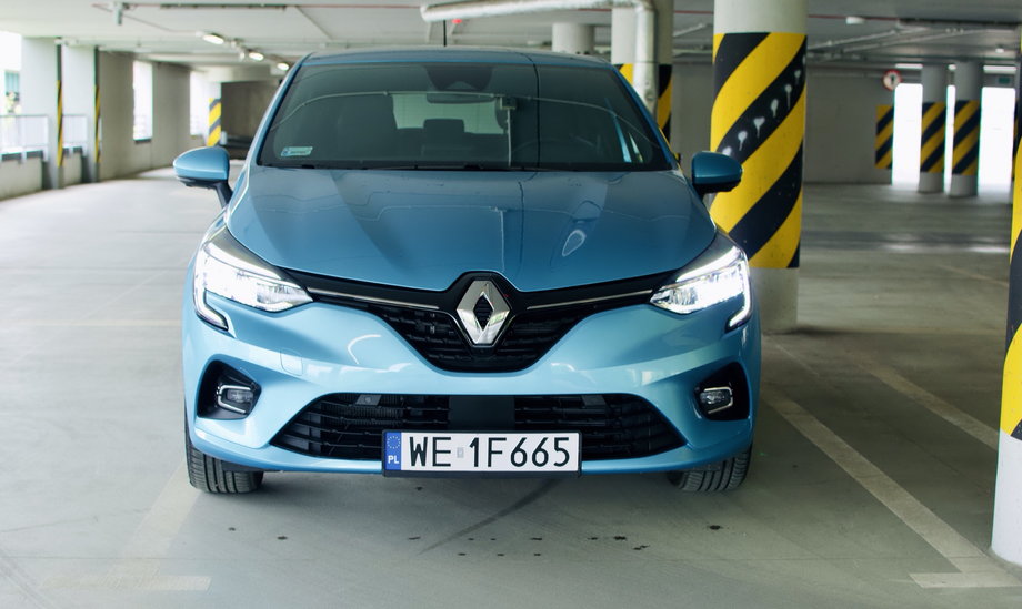 Przednie reflektory Renault Clio E-Tech mają kształt litery C. 