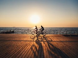 Spuszczamy z tonu czy wręcz przeciwnie? Oto jak wyglądają ekonawyki Polaków na wakacjach